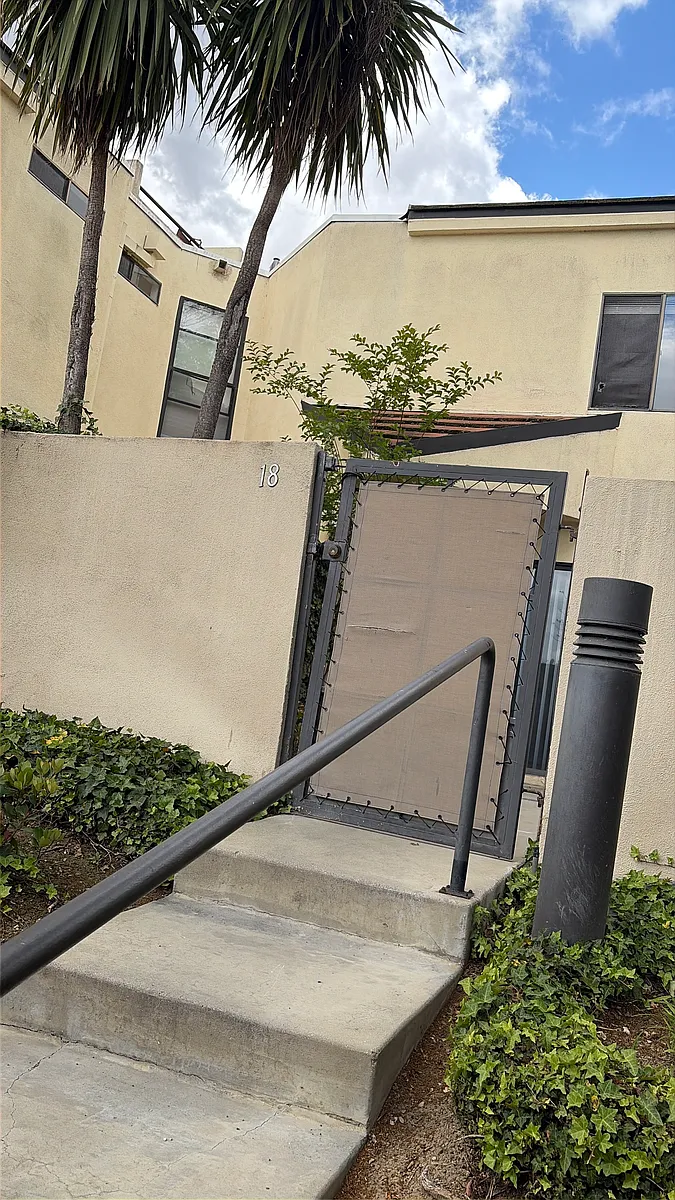 Building Photo - 13115 Le Parc Blvd #18