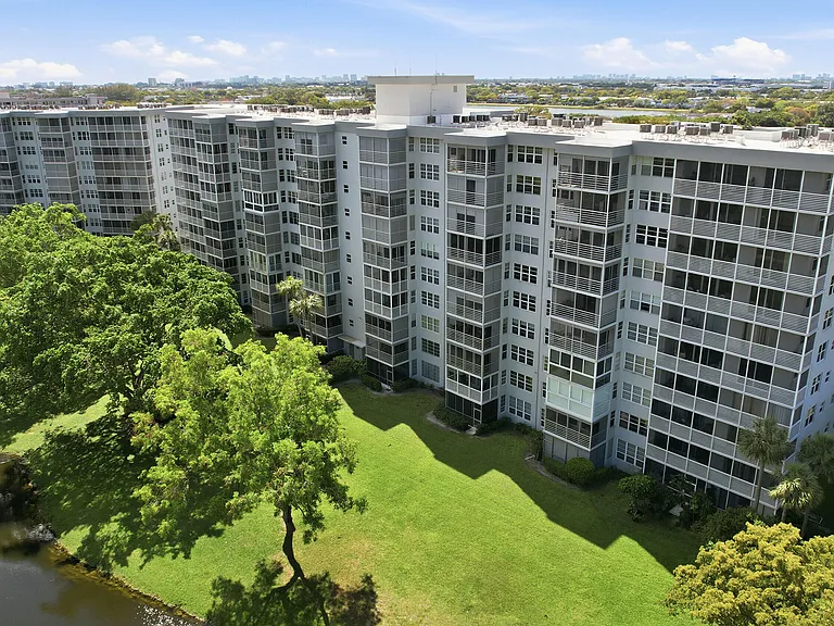 4015 W Palm Aire Dr #1001 — Photo 36