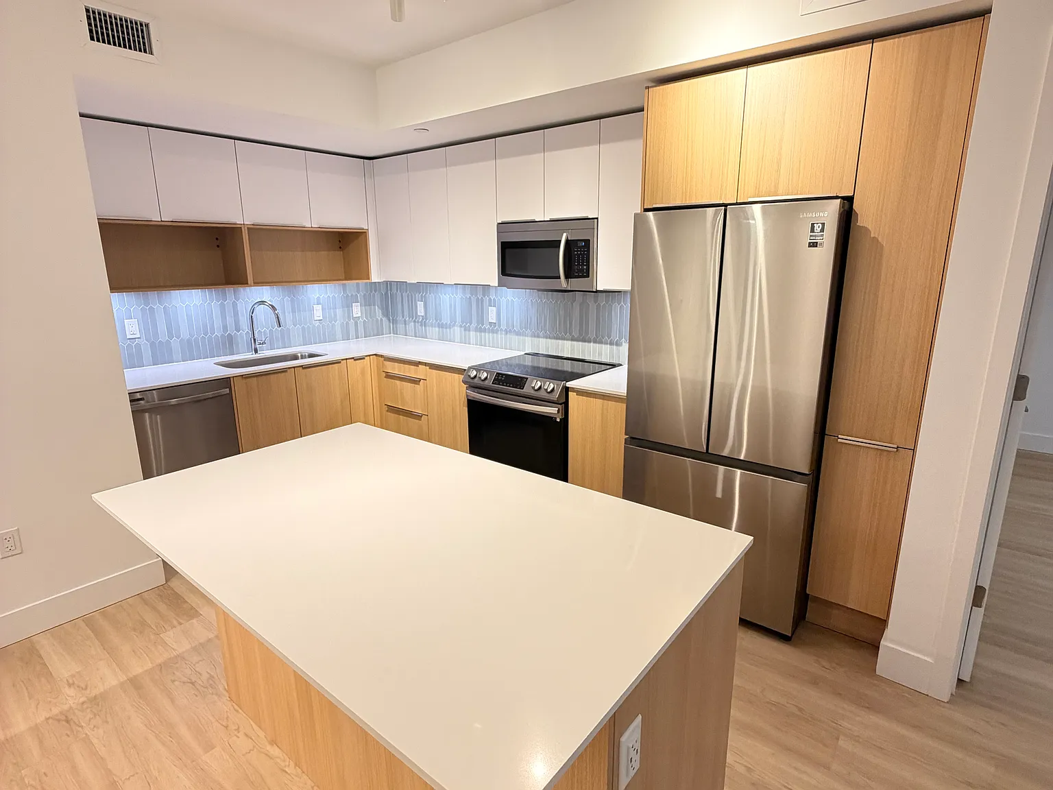 2 bed, 1025 sqft, $3,350 — Photo 2