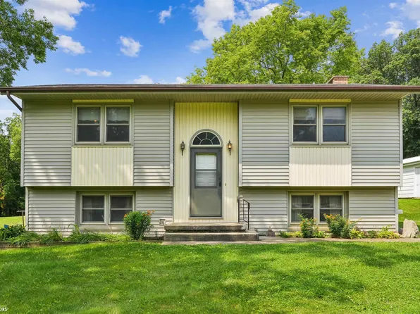 2390 Sand Rd, Marshalltown, IA 50158