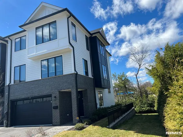 2 Skye Dr, Paramus, NJ 07652