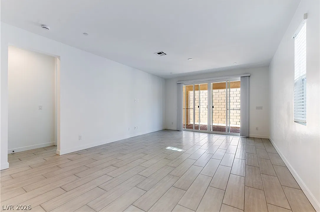 3 bed, 2.5 bath, 2497 sqft, $3,000 — Photo 2