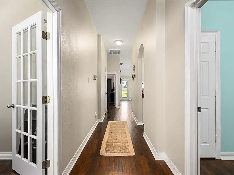 1910 Caroline Ave — Photo 4