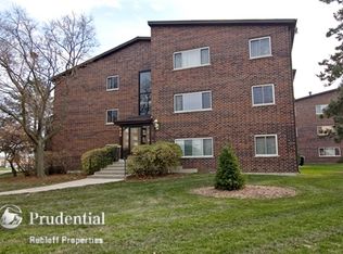 640 Perrie Dr APT 301, Elk Grove Village, IL 60007