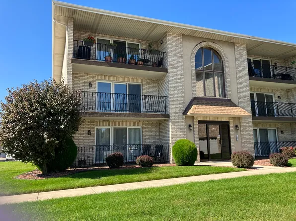 6266 S Gullikson Rd APT 2S, Chicago, IL 60638