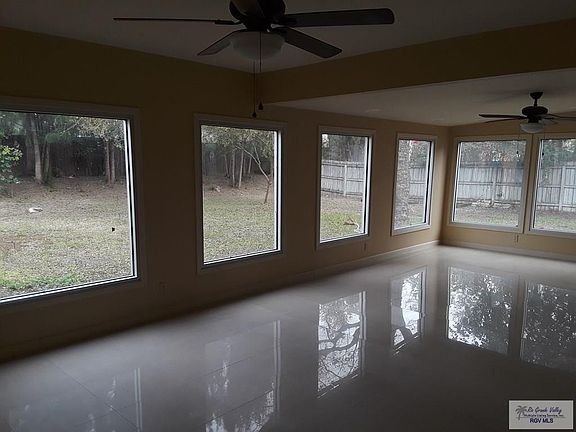 3rd image of 915 Cypress Dr