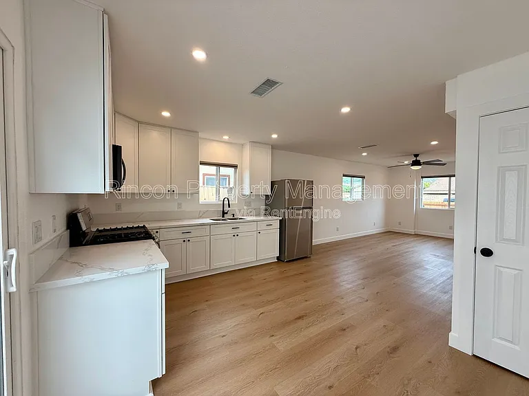 607 Lemon Way #B — Photo 2