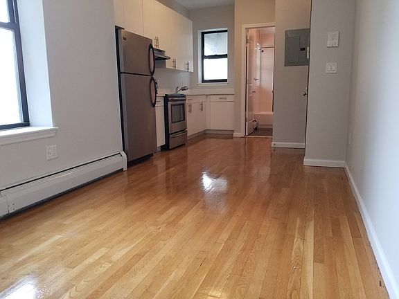 3rd image of 144 Bruckner Blvd APT 4B
