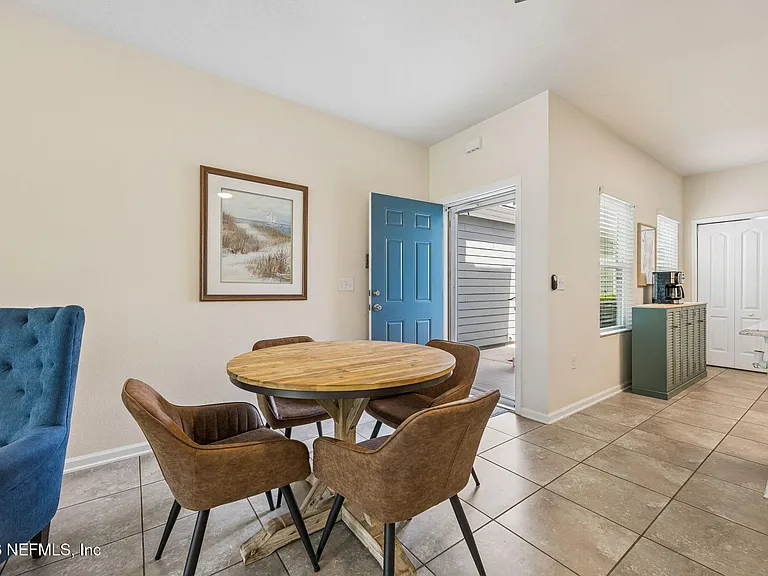 470 Servia Dr — Photo 4