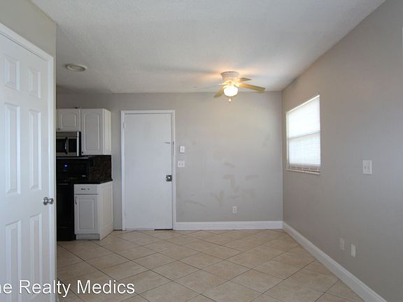 3rd image of 2512 Elm Ave