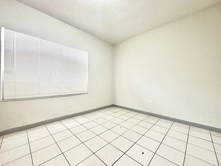 1218 NW 8th Pl — Photo 6