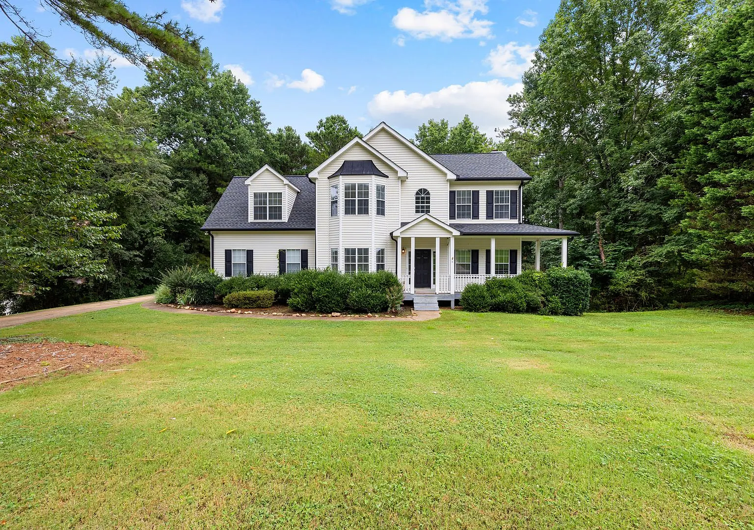Wow! Newly renovated 4 bedroom 2.5 bathroom home is Sharpsburg! — Photo 1