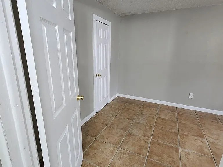 2851 Sophia St — Photo 4