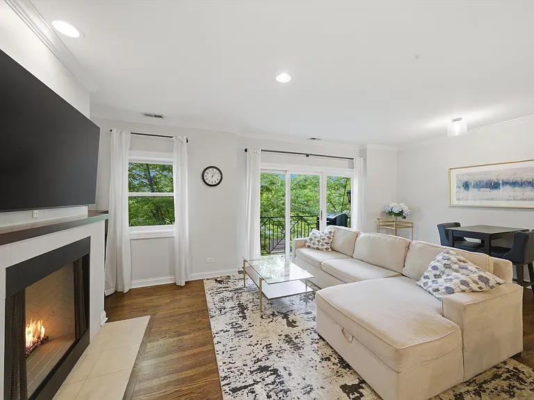 1144 W Roscoe St #3W — Photo 3
