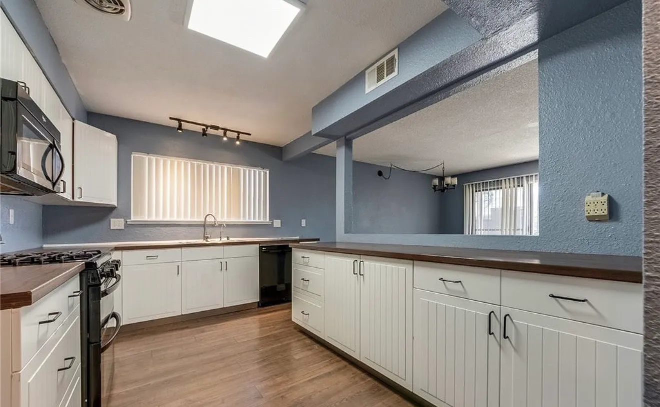 4 bed, 1895 sqft, $3,000 — Photo 3