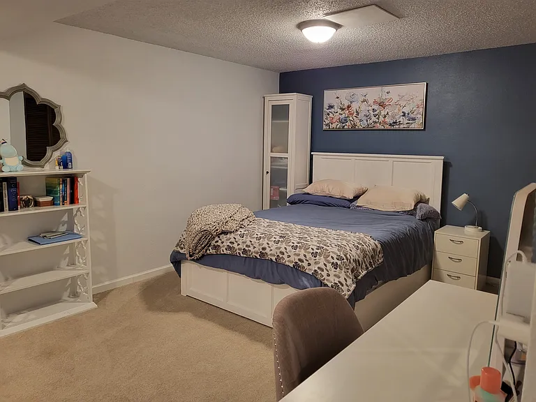 Basement Bedroom 
New queen bed with twin trundle. 
(Sleeps 3)