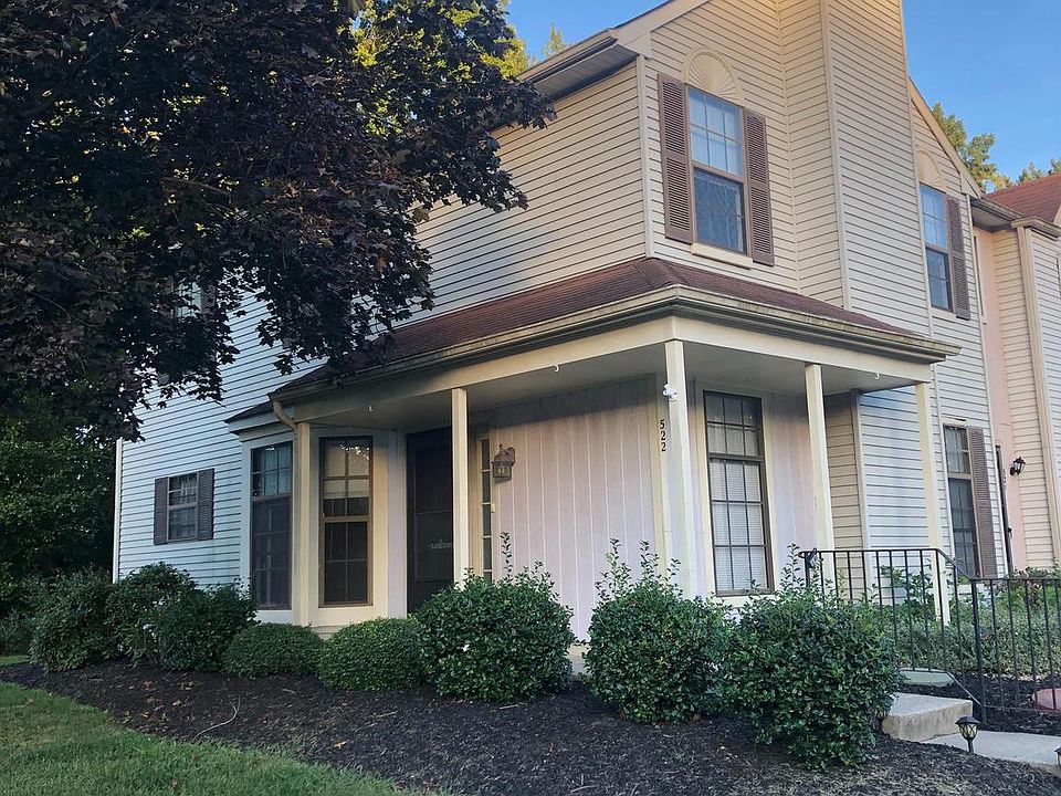 1st image of 522 Essex Ct