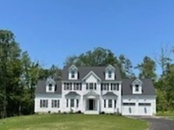 16 Rawson Farm Dr, Mendon, MA 01756