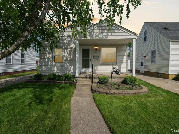 1061 10th St, Wyandotte, MI 48192