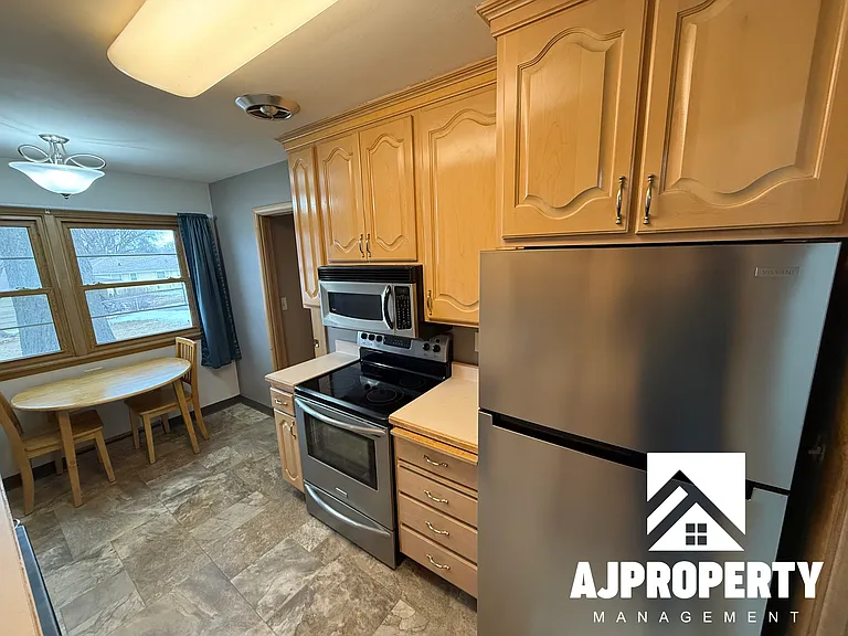 1400 S Riverdale Rd — Photo 2
