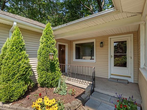4th image of 55 Briar Ln