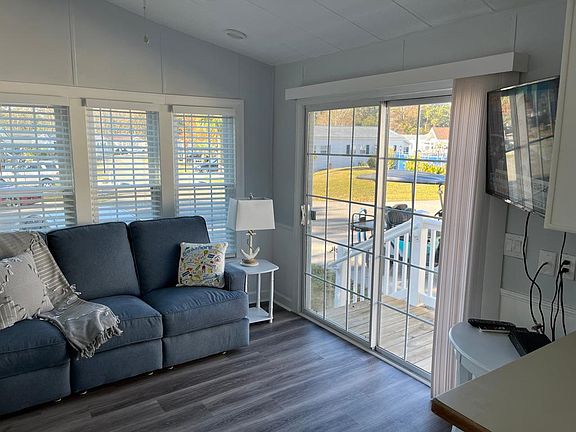 Beautiful den with surrounding windows to see the beauty of God's creation!