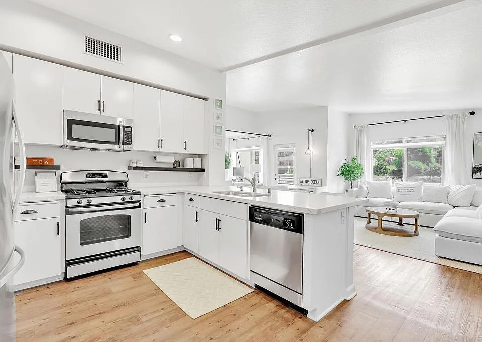 687 S Coast Hwy #101-302