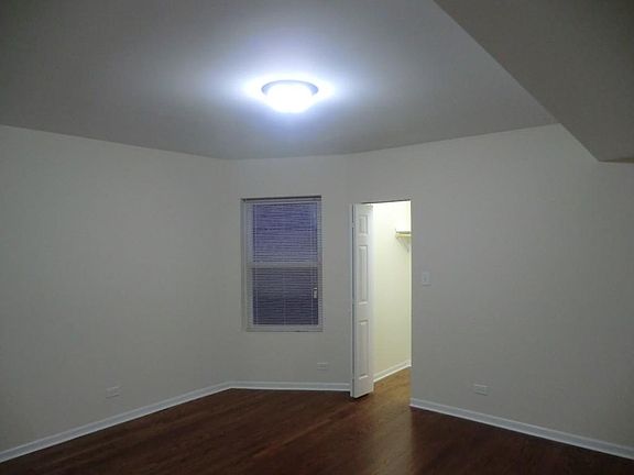 3rd image of 6048 N Washtenaw Ave
