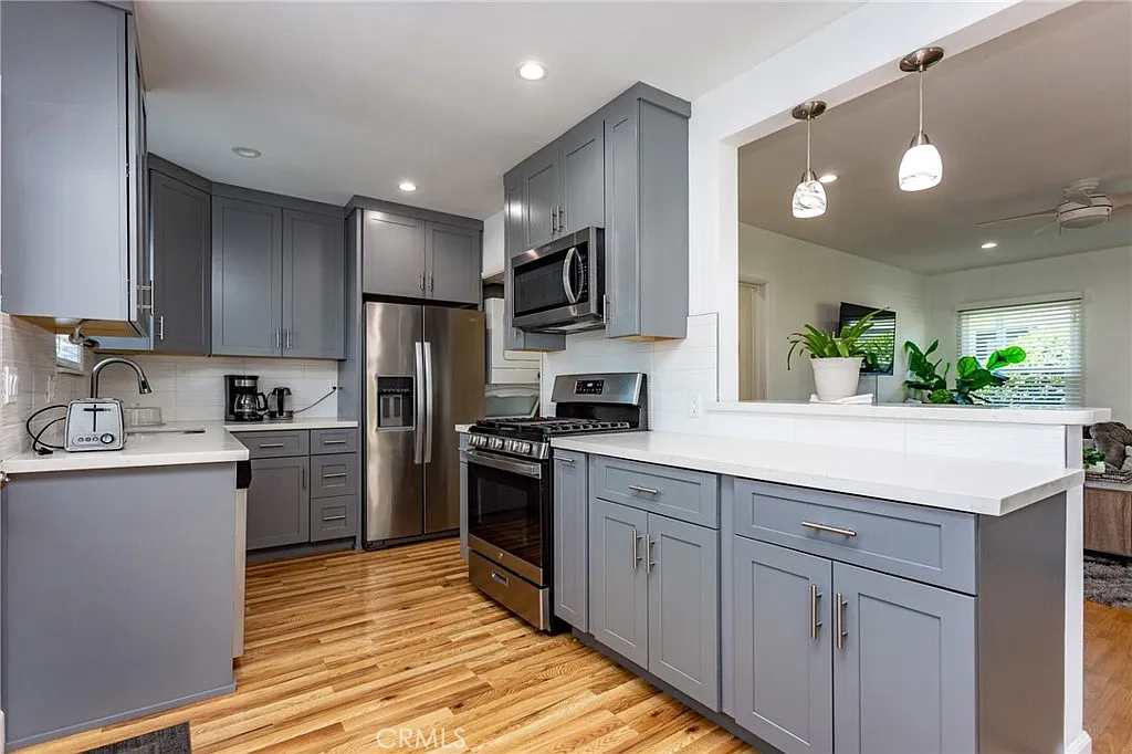 3 bed, 996 sqft, $4,100 — Photo 3