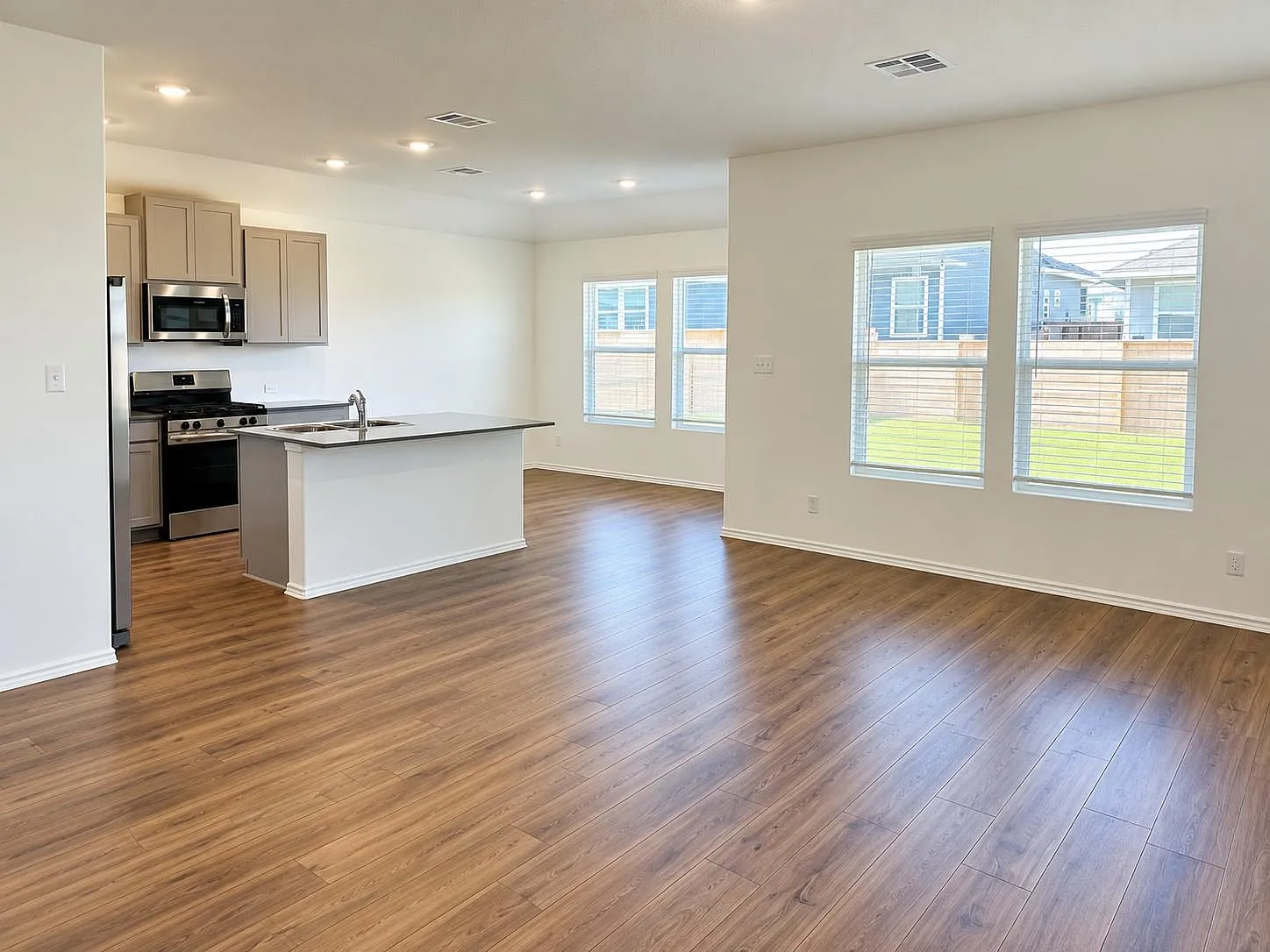 4 bed, 2.0 bath, 1622 sqft, $2,025 — Photo 3