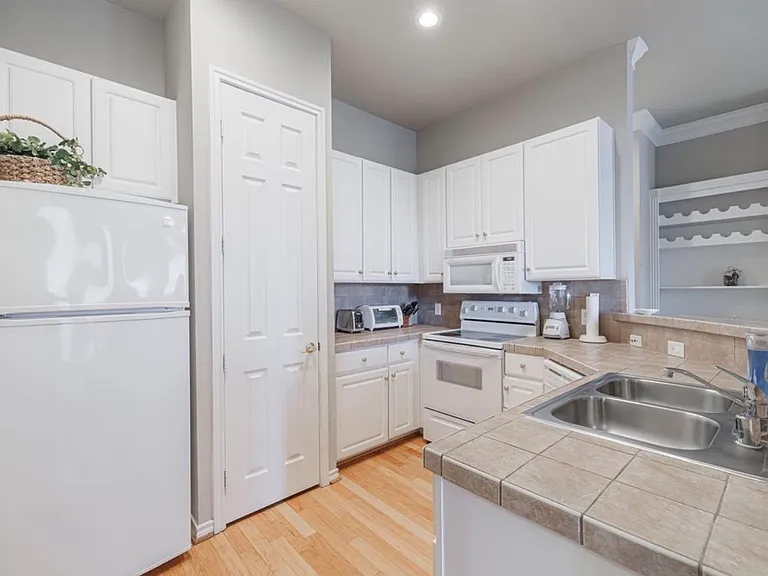 2400 McCue Rd #202 — Photo 10