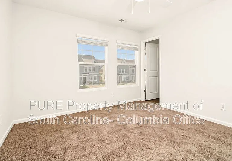 1052 Astoria Dr — Photo 7