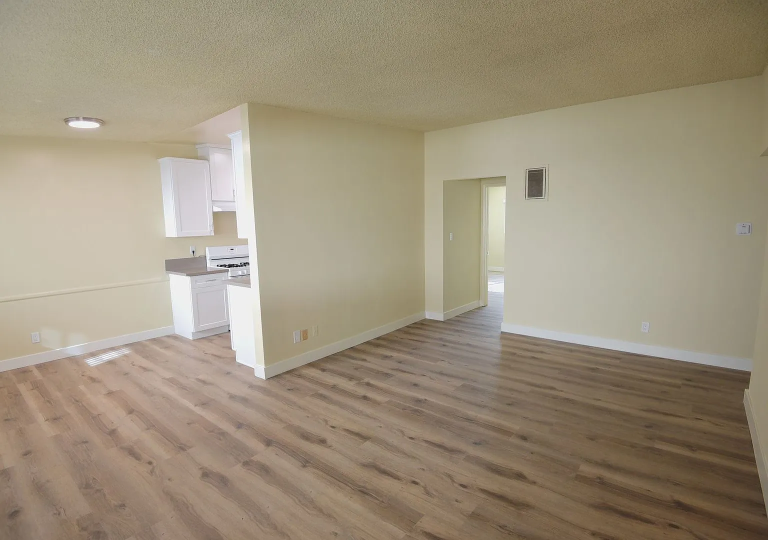 454 W Elk Ave — Photo 1