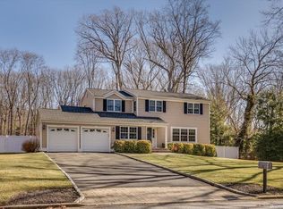 15 Arista Ct, Dix Hills, NY 11746