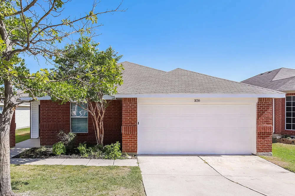 3 bed, 2.0 bath, 1576 sqft, $1,975 — Photo 1