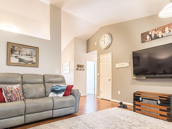 4th image of 3370 Village Ct NE