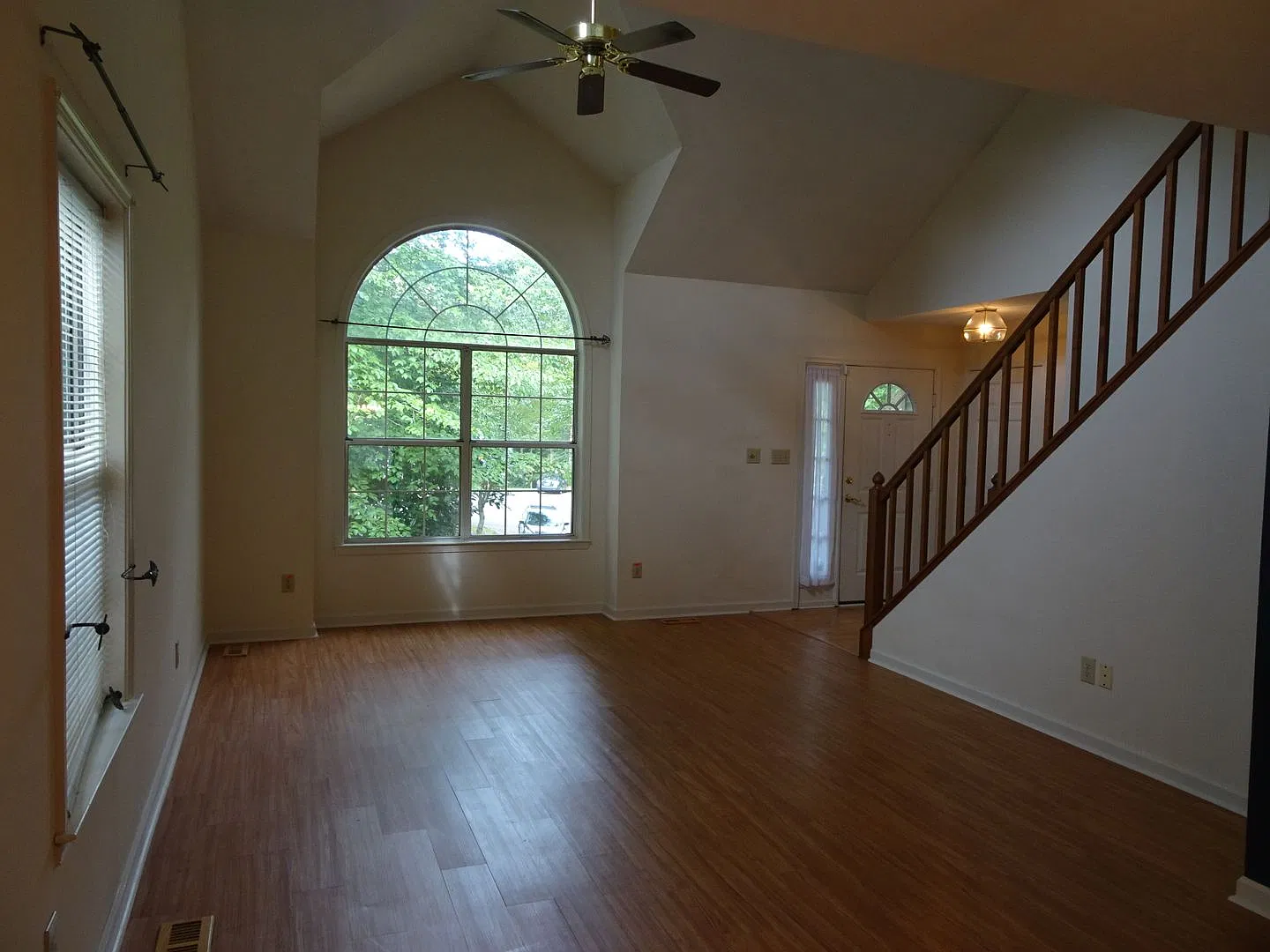 4 bedrooms single home for rent in Cobble Stone of Williamsburg — Photo 2
