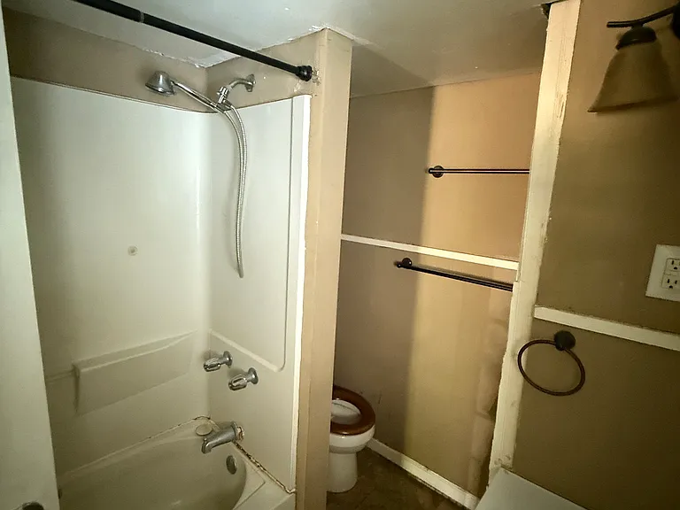 214 Yeates St — Photo 10