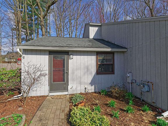 4th image of 32 Glenbrook Dr