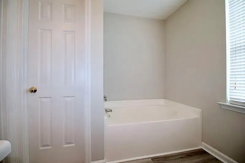 3 bed, 2.5 bath, 1585 sqft, $1,895 — Photo 3