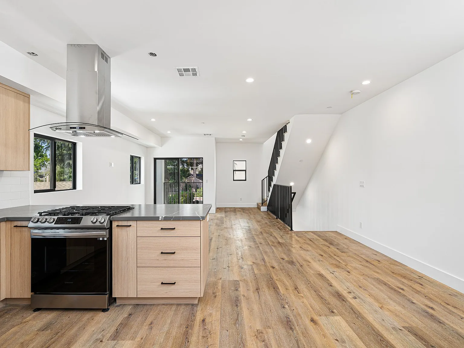 3 bed, 3.5 bath, 1800 sqft, $4,390 — Photo 2