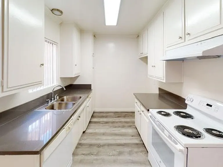 PAR - Park West Apts. — Photo 6