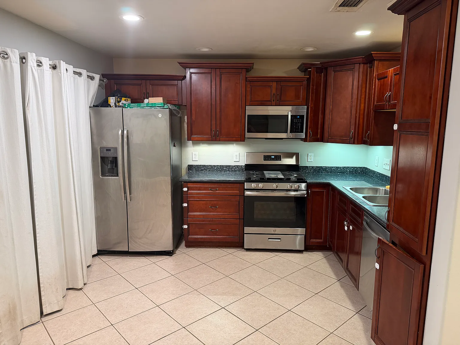 3 bed, 1000 sqft, $2,000 — Photo 4