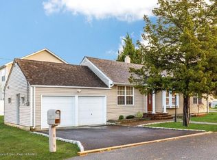 27 Hollybrook Dr, Toms River, NJ 08753