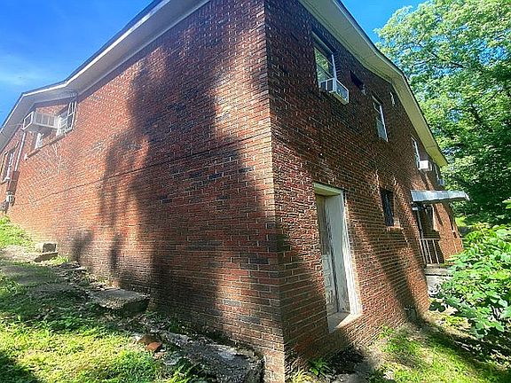 5th image of 1358 East Ave