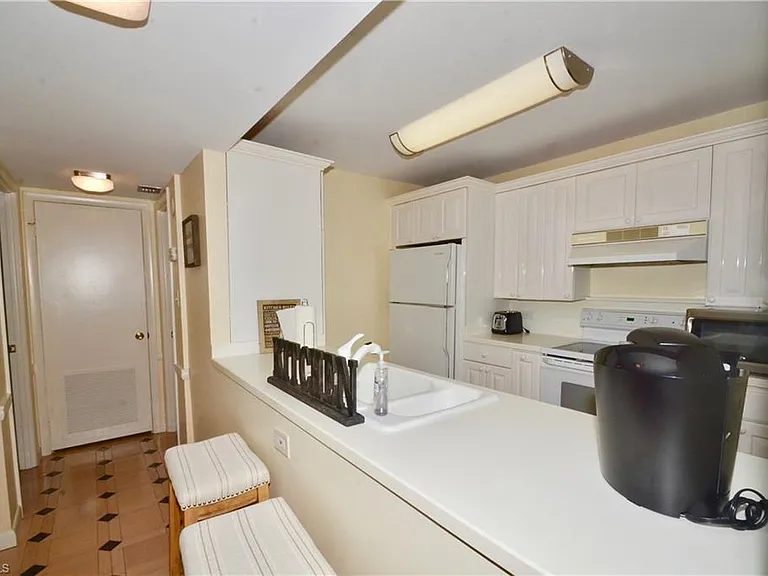 555 Park Shore Dr #B-309 — Photo 4