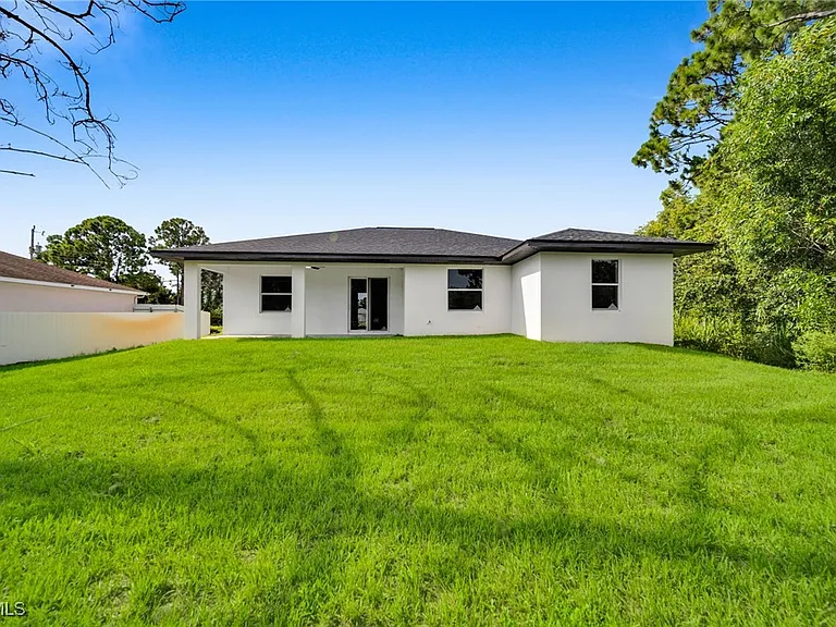 312 Harrison Dr — Photo 3