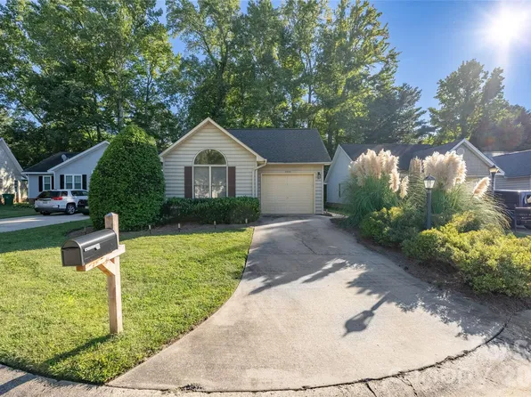 5935 Crape Myrtle Ln, Charlotte, NC 28216