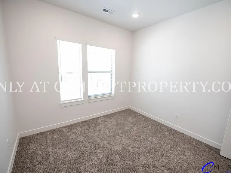 643 E 12th St — Photo 105