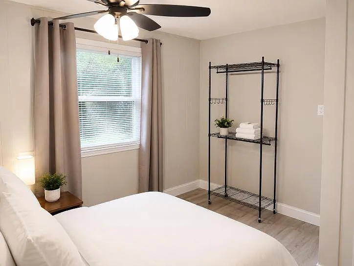 4 bed, 5.0 bath, 1800 sqft, $931 — Photo 2